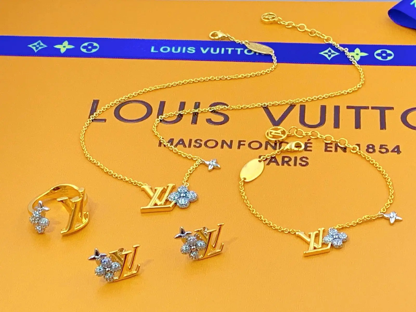 LOUIS VUITTON
